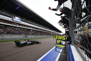 Lewis Hamilton franchit la ligne d'arrivée et remporte son 100e Grand Prix en F1